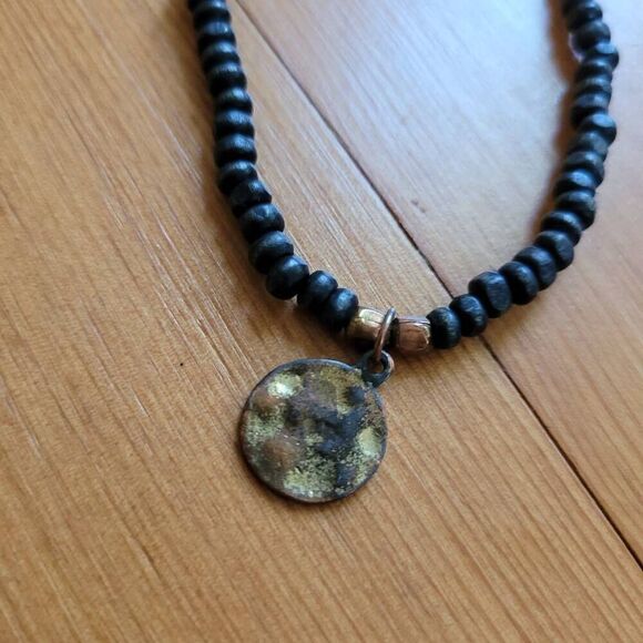 Black elastic beaded stretchy bracelet metal hammered charm boho goth indie - Picture 4 of 5